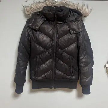 퍼 달린 블랙 다운 자켓
