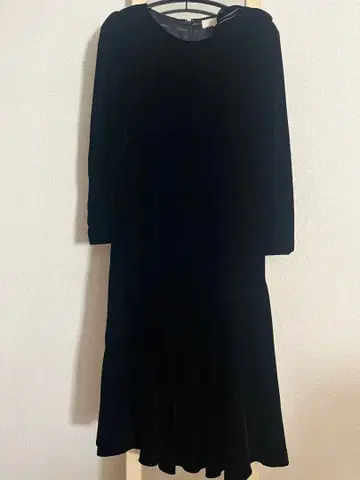 벨벳 원피스와 새틴 백