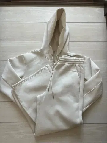 GU 화이트 후드 부착 셋업 M