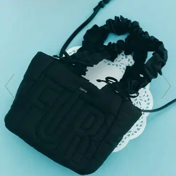 FURFUR 로고 패디드 토트백 블랙