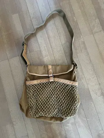 브라운 캔버스 숄더백 메쉬 포켓 부착