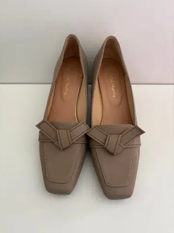 ORiental TRaffia 리본 포함 베이지 펌프스