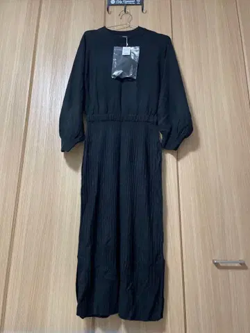 블랙 플리츠 원피스 긴팔