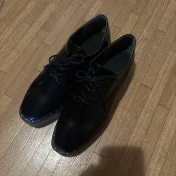 블랙 광택 레이스업 슈즈 로퍼