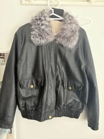 퍼 카라 부착 블랙 가죽 자켓