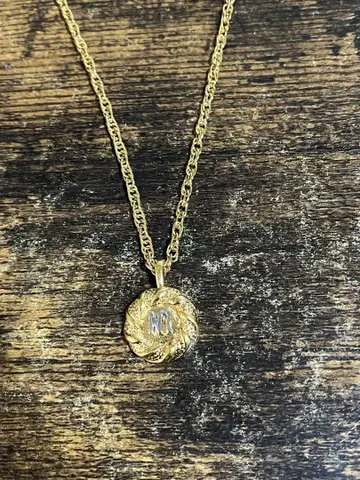 니나리치 골드 메달형 펜던트 목걸이
