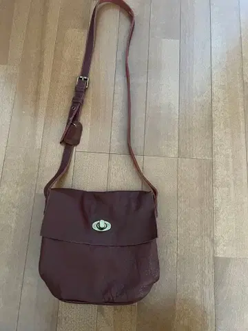 다크 브라운 가죽 숄더백