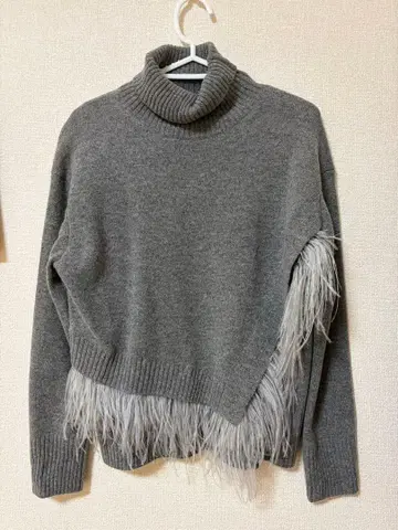 프린지 장식 그레이 터틀넥 니트