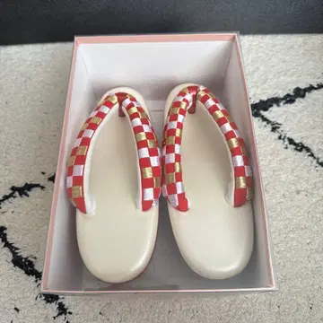 빨간색과 화이트 체크 무늬 통굽 조리