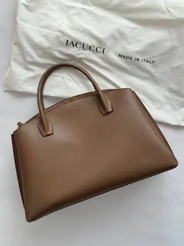 IACUCCI 베라르 L 가죽 토트백 출퇴근용 백으로도