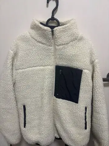 화이트 플리스 하이넥 자켓