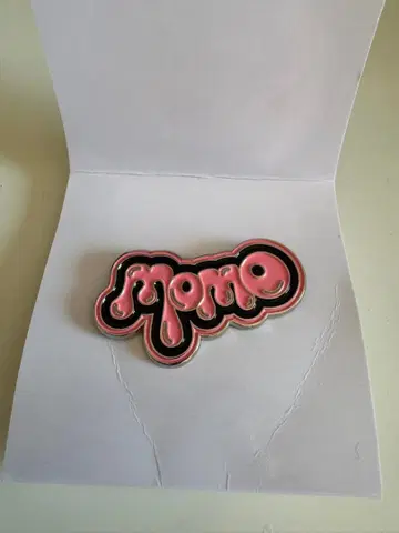 TWICE MOMO 랜덤 핀 배지
