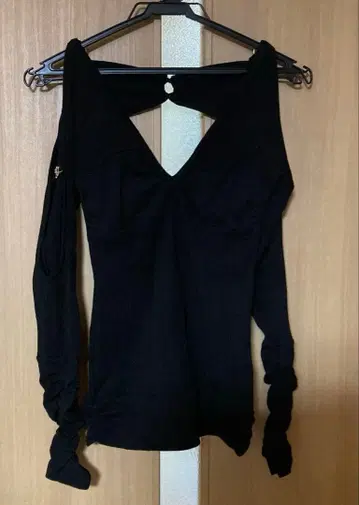 d.i.a. 다이아 긴팔 어깨 트임 소쥬르 다이아 상의