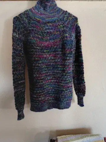 다색 터틀넥 스웨터