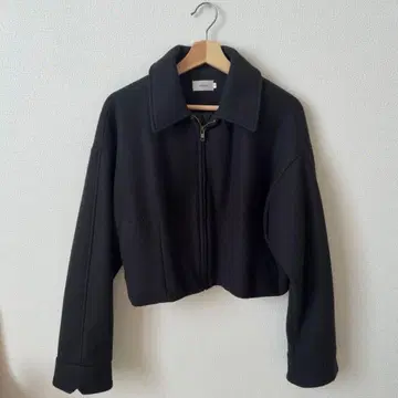 칼라우티아 스텐 칼라 숏 아우터