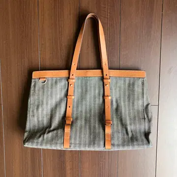 토트백 그레이와 브라운의 스트라이프