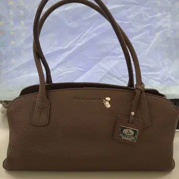 브라운 가죽 핸드백 로고 플레이트 포함