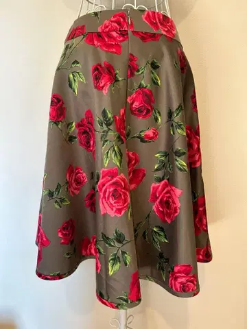 엠즈 그레이시 그레이 빨간색 장미 무늬 플레어 스커트 무릎 기장 40