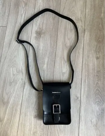 Dr. Martens 버클 숄더백 블랙