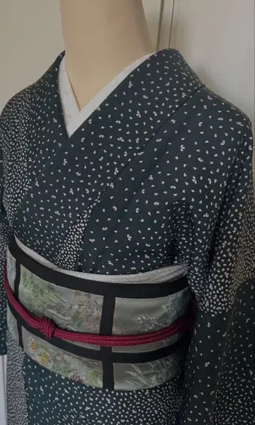 꽃잎 흩뿌림 무늬 코몬 기모노