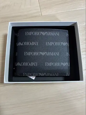EMPORIO ARMANI 이단 접이식 지갑 블랙 미사용 새상품