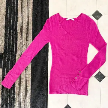 새상품급 핑키앤다이안 메탈 버튼 V넥 리브 상의 38 핑크