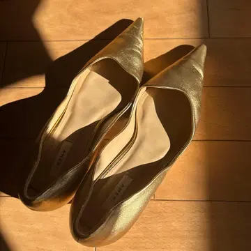 골드 스틸레토 펌프스 중간 힐