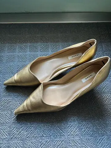 골드 스틸레토 펌프스 중간 힐