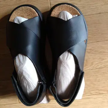 CAMPER 블랙 크로스 스트랩 샌들