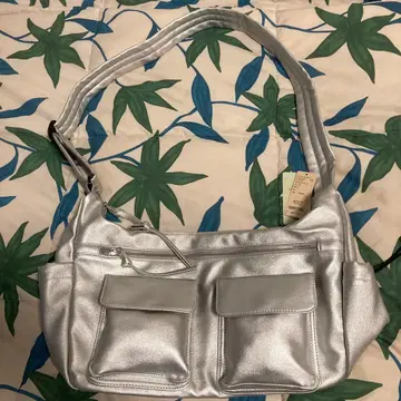 실버 합성 피혁 숄더백 F 사이즈