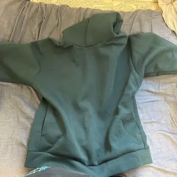 다크 그린 후드 부착 후드 맨투맨