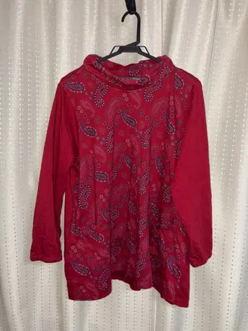 유민 빨간색 상의