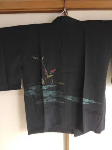 여성용 순수 실크 겉옷 블랙에 흐르는 물 야생초 빨강 금 파랑 라메