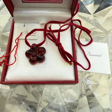 Baccarat 플라워 모티브 목걸이