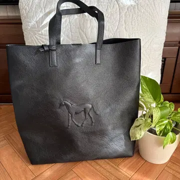이오펠레 블랙 가죽 토트백 말 엠보싱 포함
