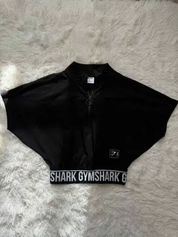 GYMSHARK 블랙 크롭 탱크탑