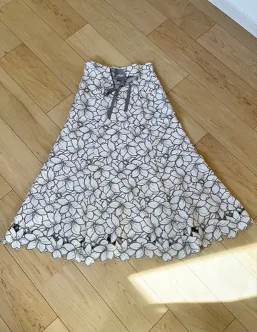 꽃무늬 플레어 스커트 화이트/그레이_프로포션 바디 드레싱