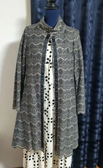 레이스가 매우 아름다운 섬세한 얇은 소재의 코트 (하자 있음)