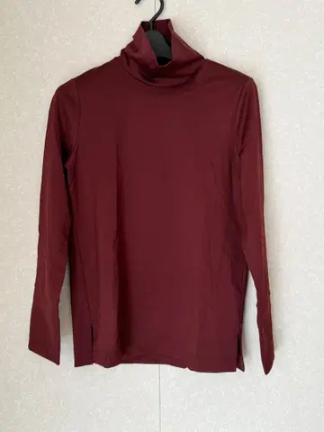 CLOCHE 버건디 터틀넥 긴팔