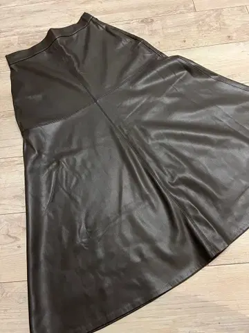 다크 브라운 가죽 플레어 스커트