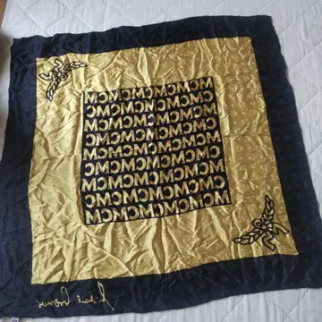 MCM 실크 스카프 골드 블랙