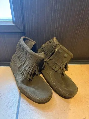 MINNETONKA 올리브 그린 프린지 미니 부츠