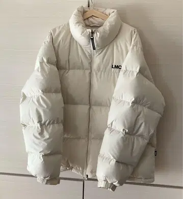 LMC 다운 자켓 L 사이즈 약간의 하자가 있음