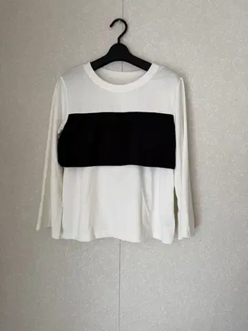 화이트/블랙 백리본 긴팔 T셔츠