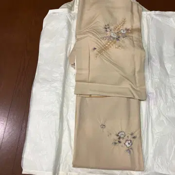베이지 꽃무늬 자수 코몬 기모노