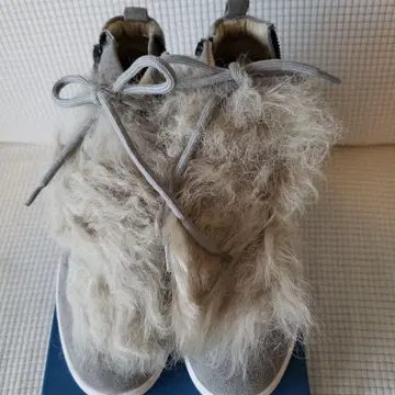 무스탕 포함 그레이 스니커즈