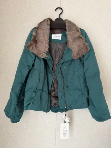 다크 그린 퍼 달린 숏 다운 자켓