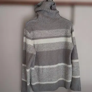 그레이와 화이트 스트라이프 터틀넥 니트