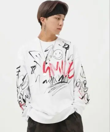 [ 완판템 ] .kom 프론트 그래픽 트레이닝복/맨투맨