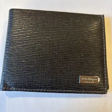 페라가모 블랙 가죽 접이식 지갑